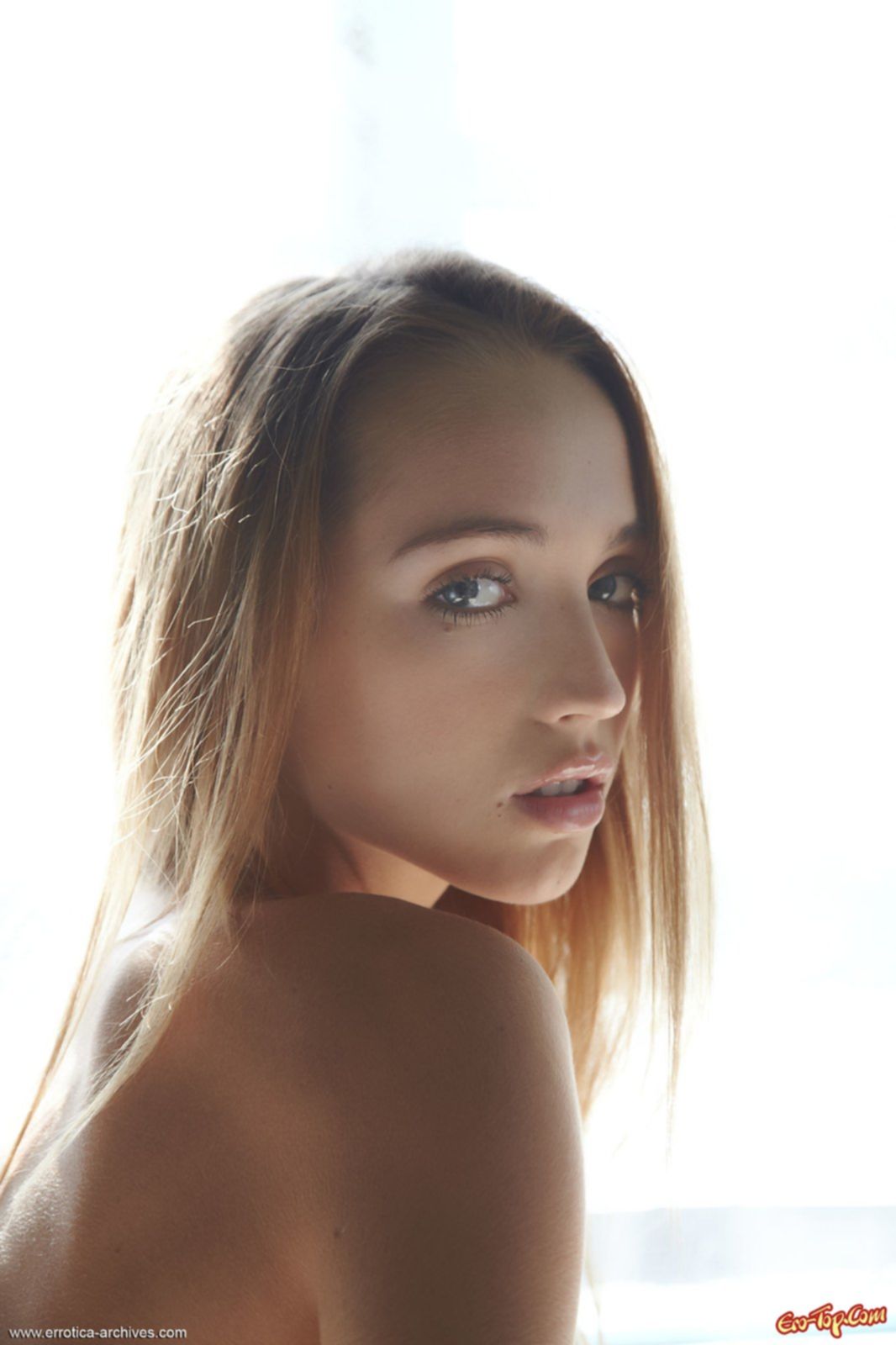 Молодая русская девушка голая на даче - красивая фото эротика.