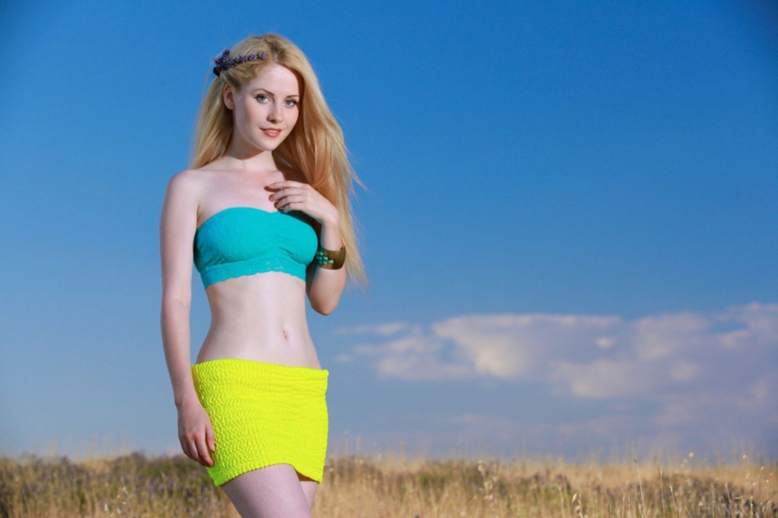 Красивая юная блондинка позирует голая на природе - фото