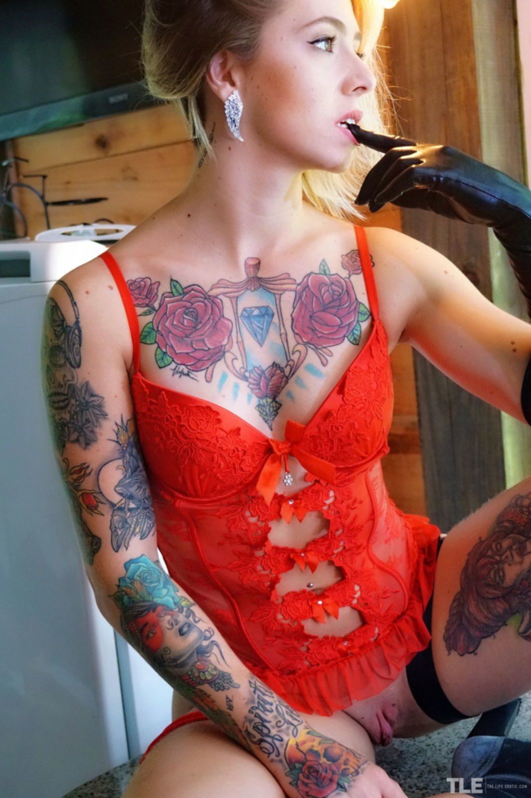 Красивая девушка с татуировками на голом теле - фото